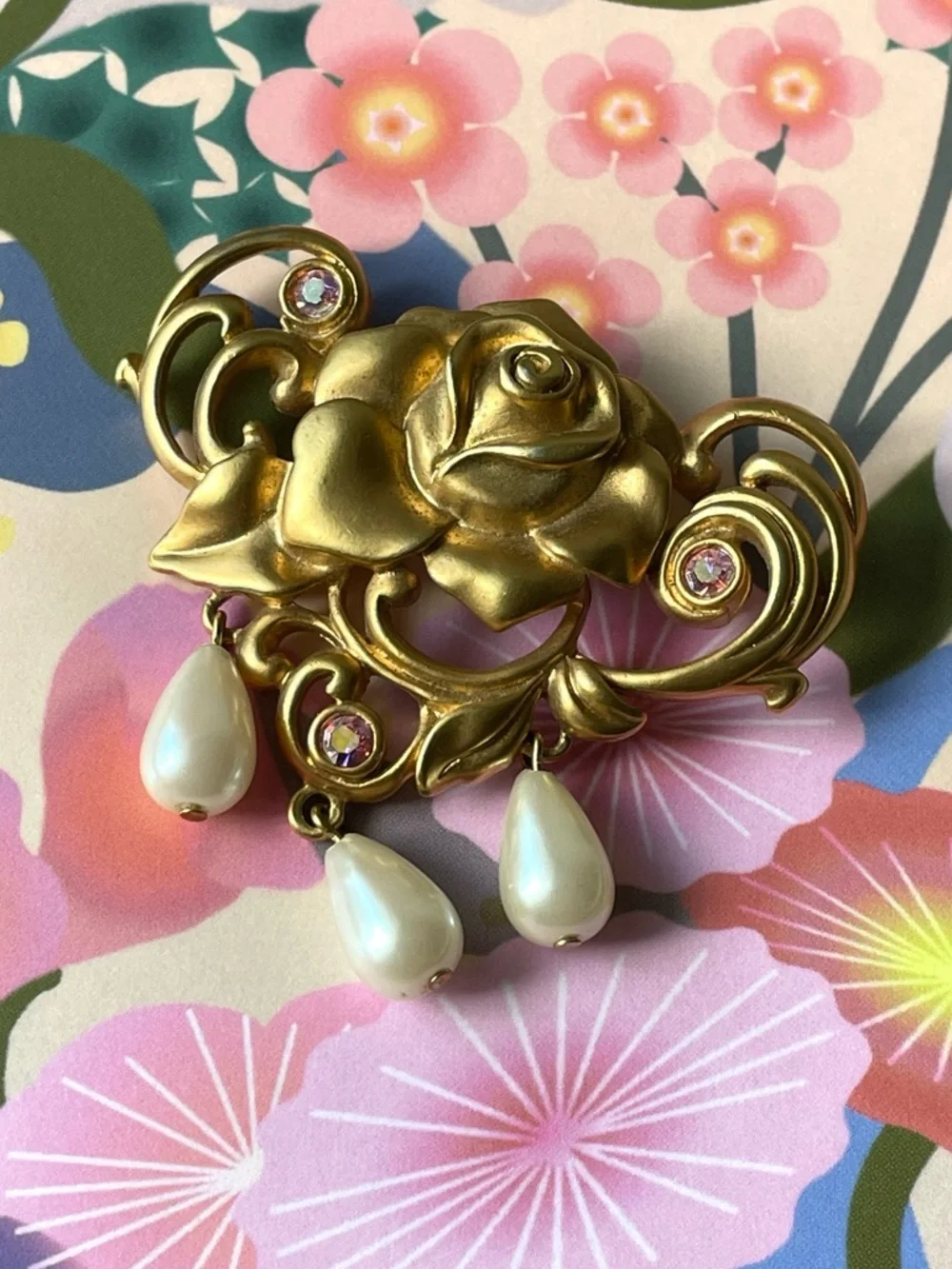 Vintage goldtone Avon faux pearl teardrop pink AB crystal rose brooch fairycore